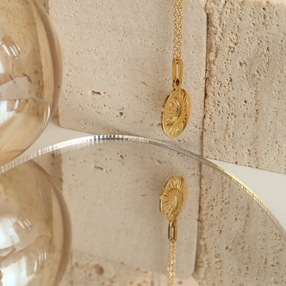 NEW 18K Gold Plated Diamond Moon Oval Necklace - Picture 10 of 12